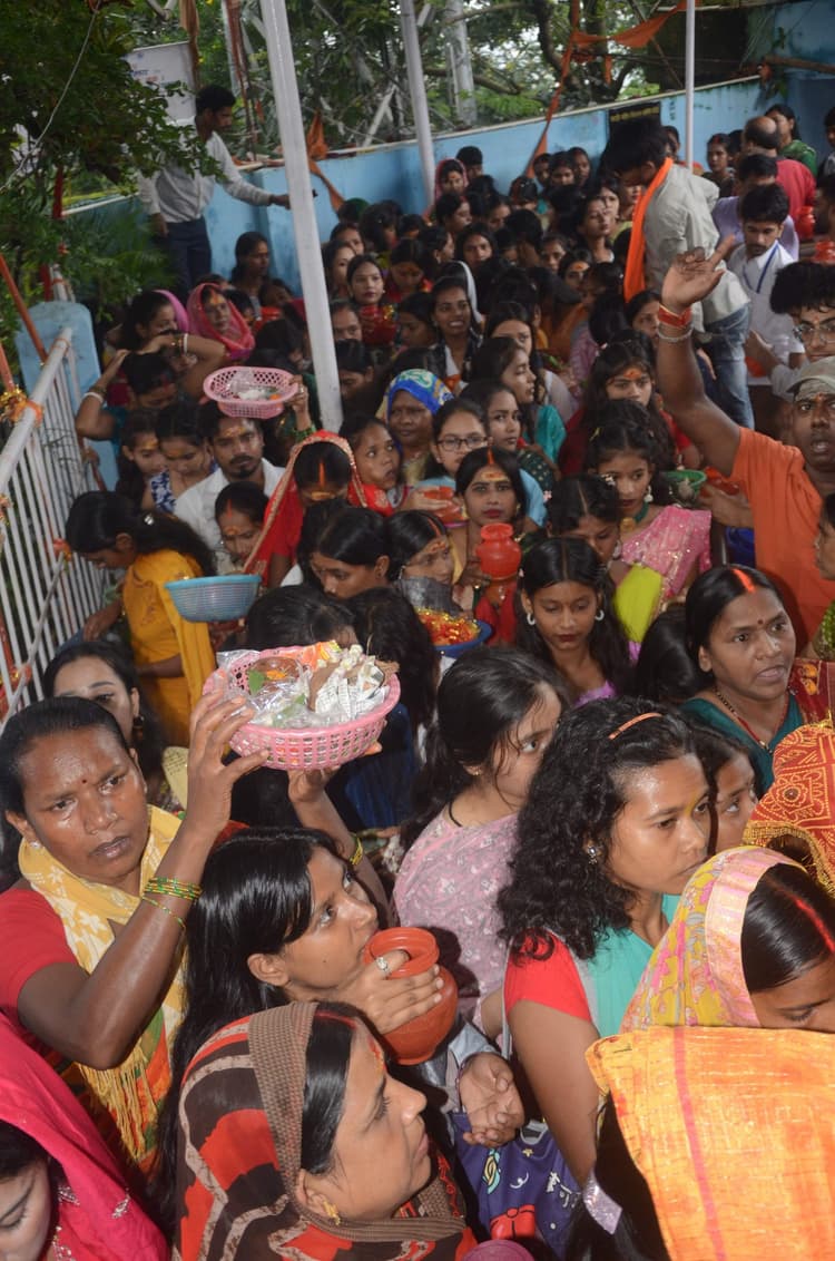 Ranchi News : अरघा सिस्टम से 50 हजार भक्तों ने किया पहाड़ी बाबा पर जलाभिषेक