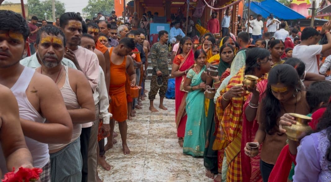 Giridih News: दूसरी सोमवारी को जिले के मंदिरों में उमड़ा श्रद्धालुओं का जनसैलाब