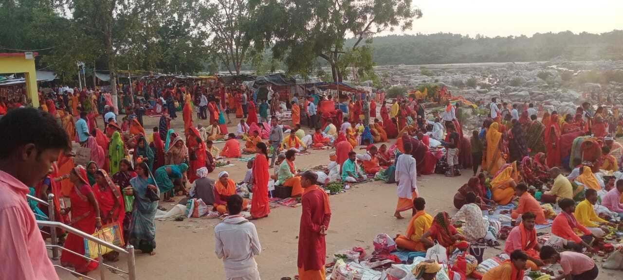 Giridih News: दूसरी सोमवारी पर सरिया के शिवालयों में उमड़ी भीड़