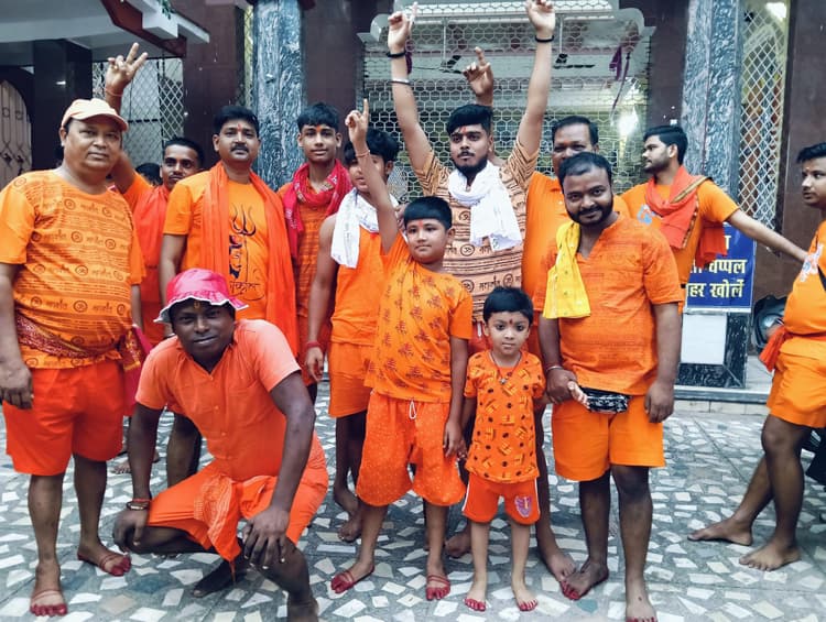 Giridih News: मकतपुर से रवाना हुआ कांवरियों का जत्था