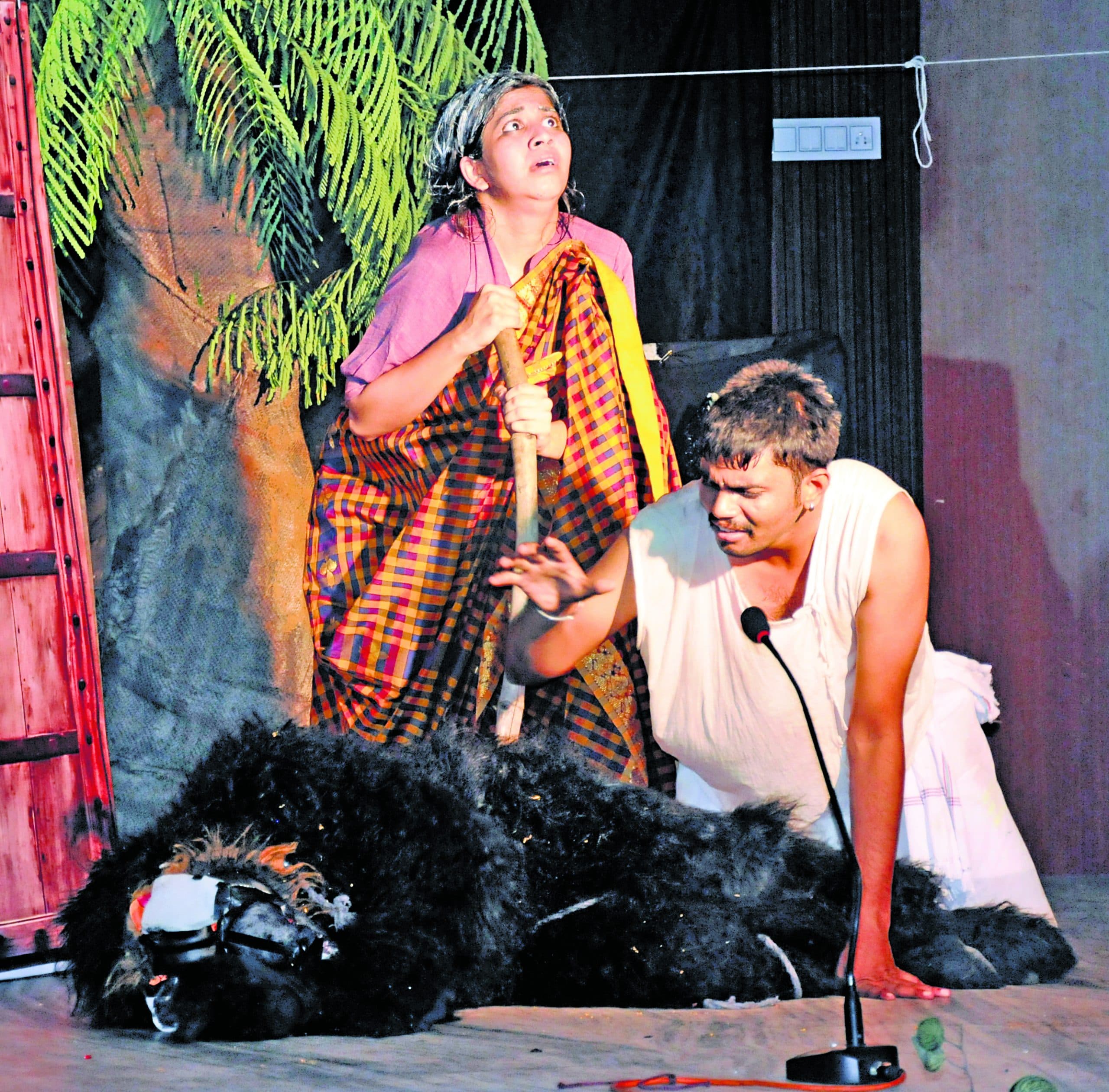 Dhanbad News : ''''स्वजन सुजन'''' ने दिया मार्मिक संदेश, छलक उठी दर्शकों की आंखें