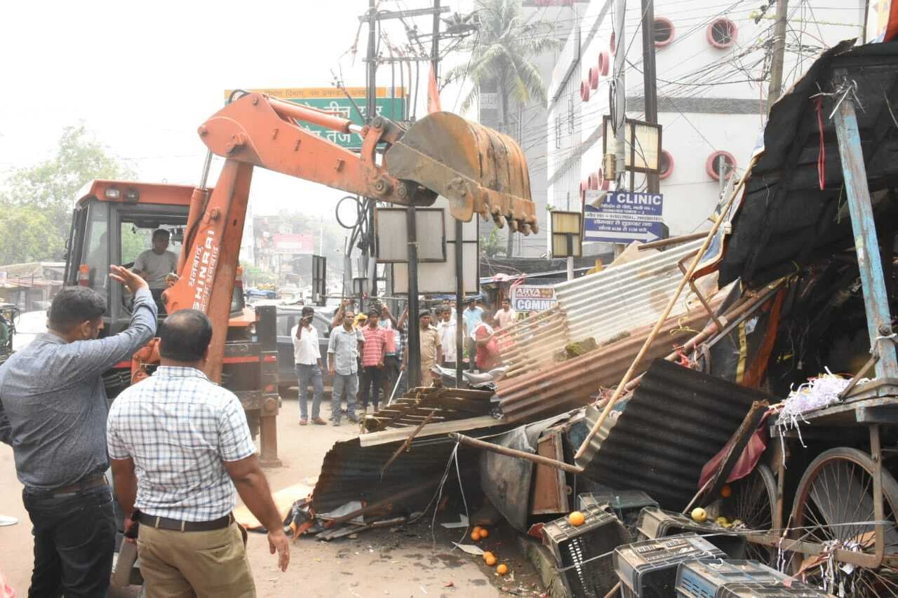 Dhanbad News : नगर निगम का चला स्पेशल ड्राइव, सिटी सेंटर से सीडी कॉलोनी तक हटाया गया अतिक्रमण