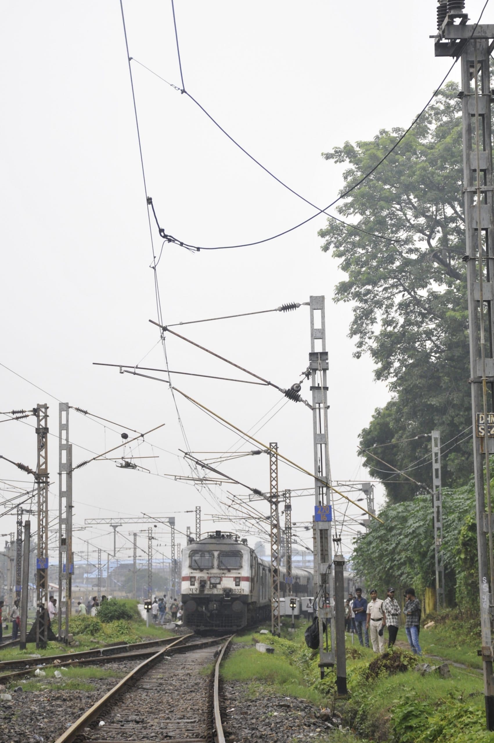 Dhanbad News: धनबाद स्टेशन के हावड़ा छोर में ट्रैक्शन तार टूटा