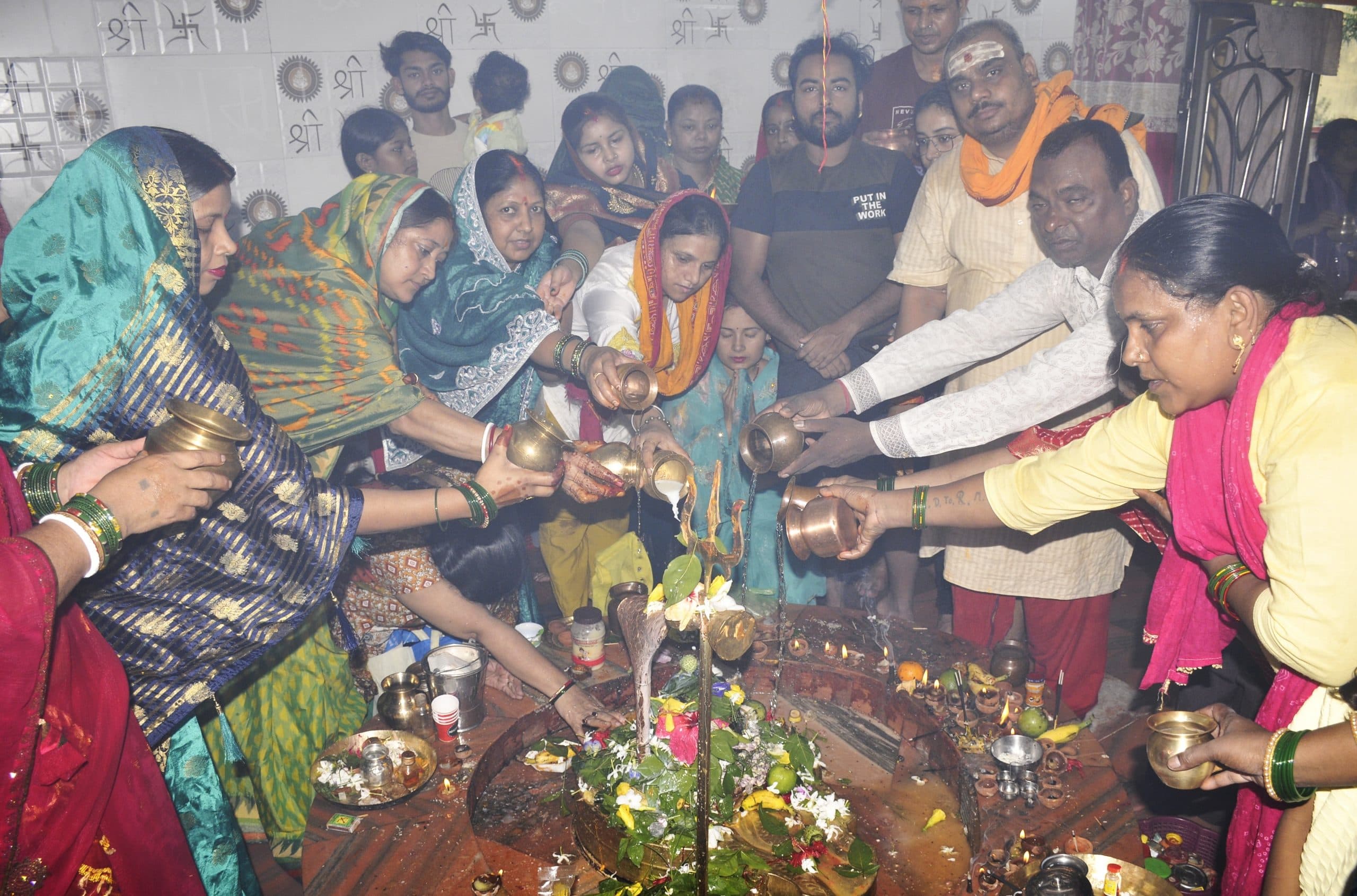 Dhanbad News: शिवालयों में उमड़े भक्त, गूंजे बाबा के जयकारे