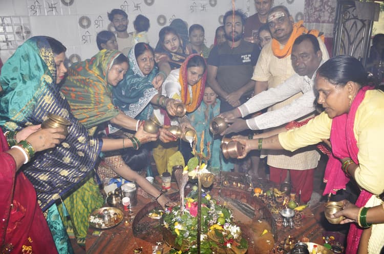 Dhanbad News: शिवालयों में उमड़े भक्त, गूंजे बाबा के जयकारे