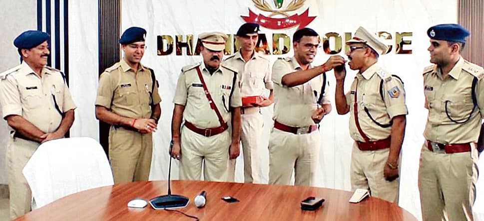 Dhanbad News : डीएसपी के पद पर प्रोन्नत राजेश व अक्षय को लगाया गया बैज