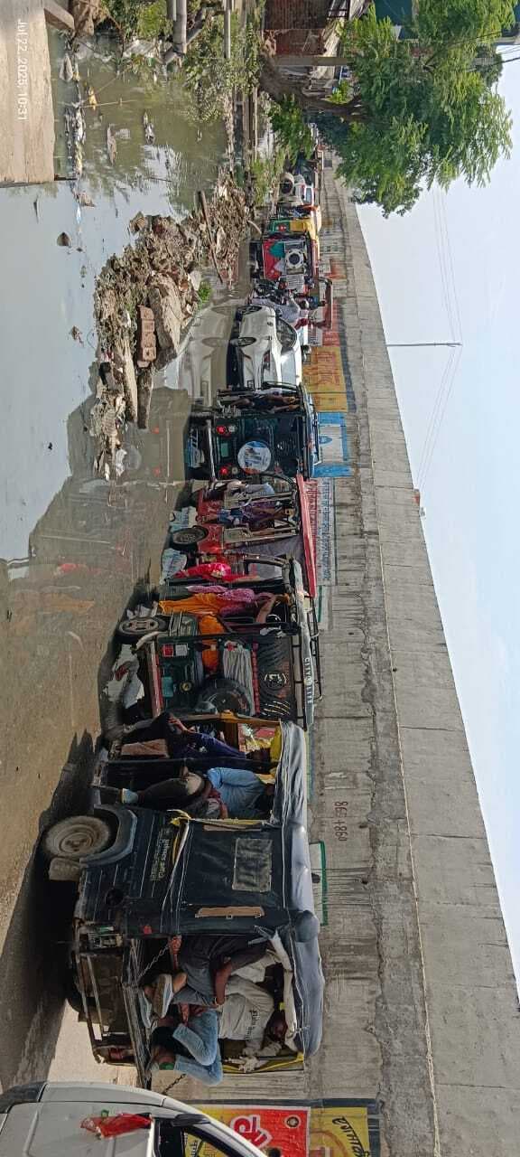 सर्विस सड़क पर लगा भीषण जाम, बेहाल रहे वाहन चालक