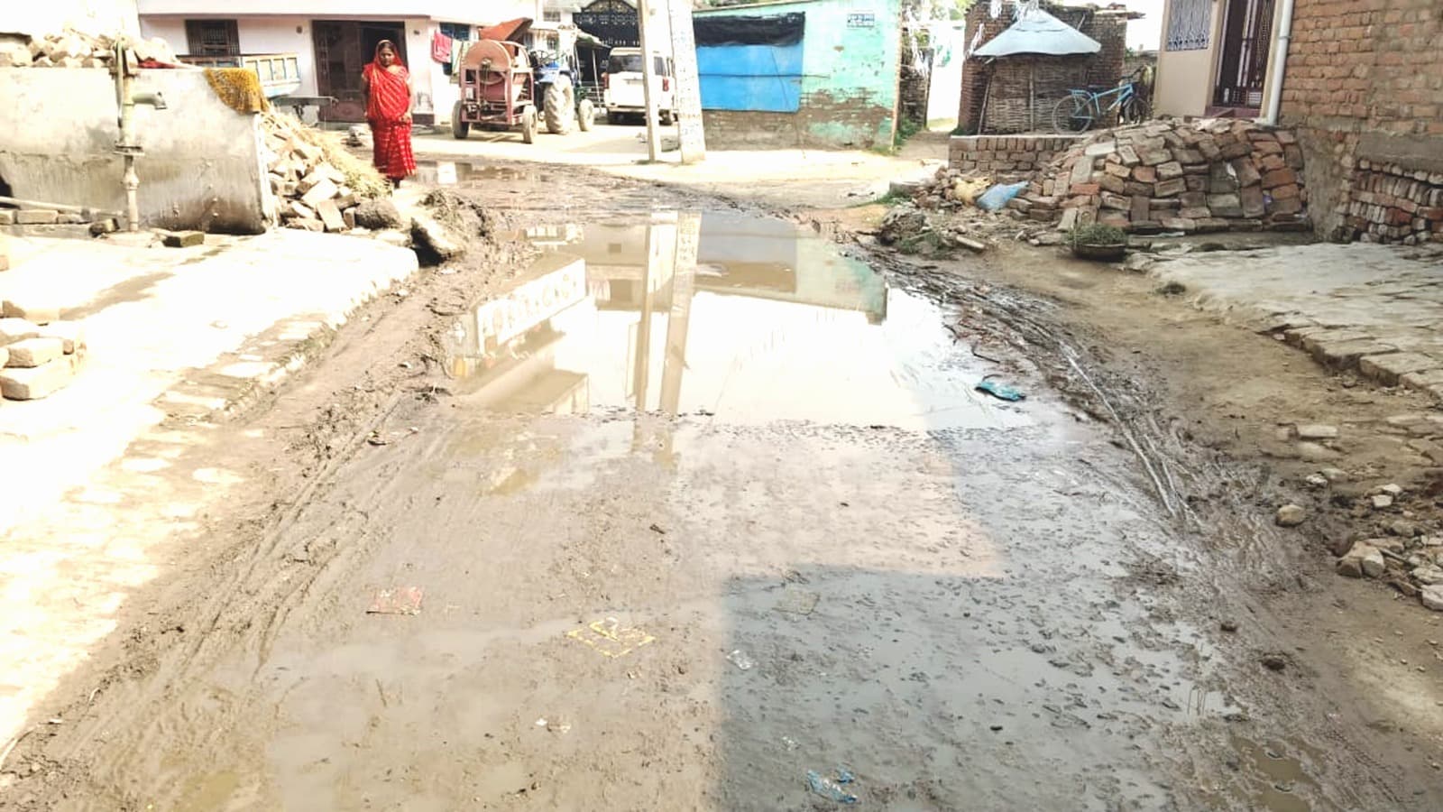 फतेहपुर के ग्रामीणों की नहीं थम रही परेशानी, सड़कों पर अब भी जमा है गंदा पानी