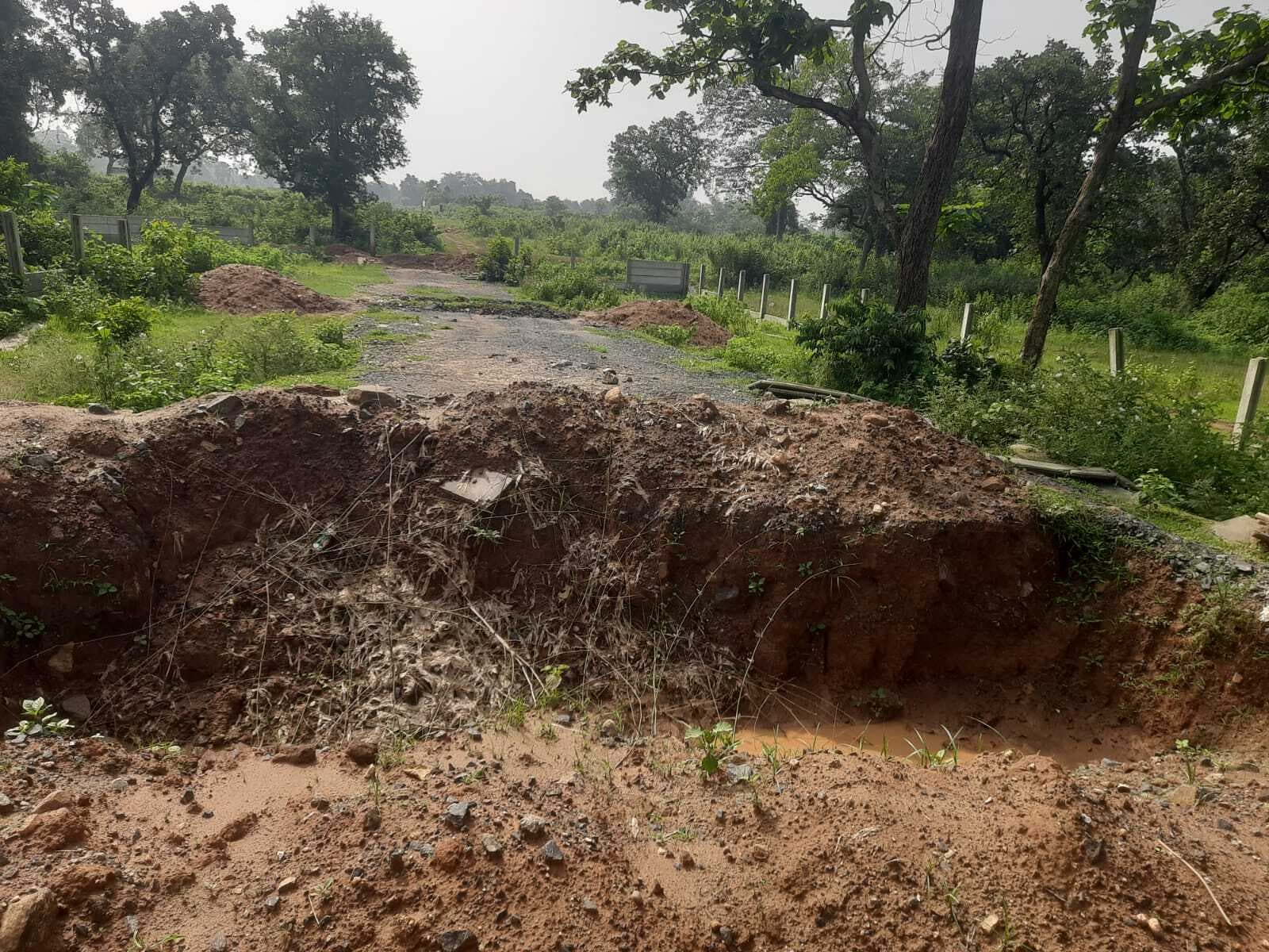 Dhanbad News : नवनिर्मित पुल के रास्ते पर किया गड्ढा, आवागमन बाधित