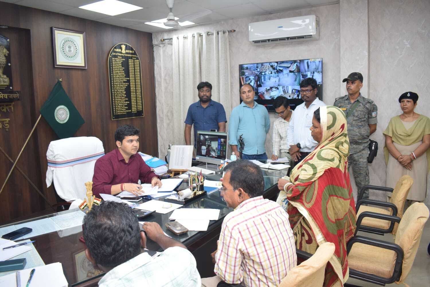 जनता दरबार में डीसी ने निष्पादित किये कई आवेदन