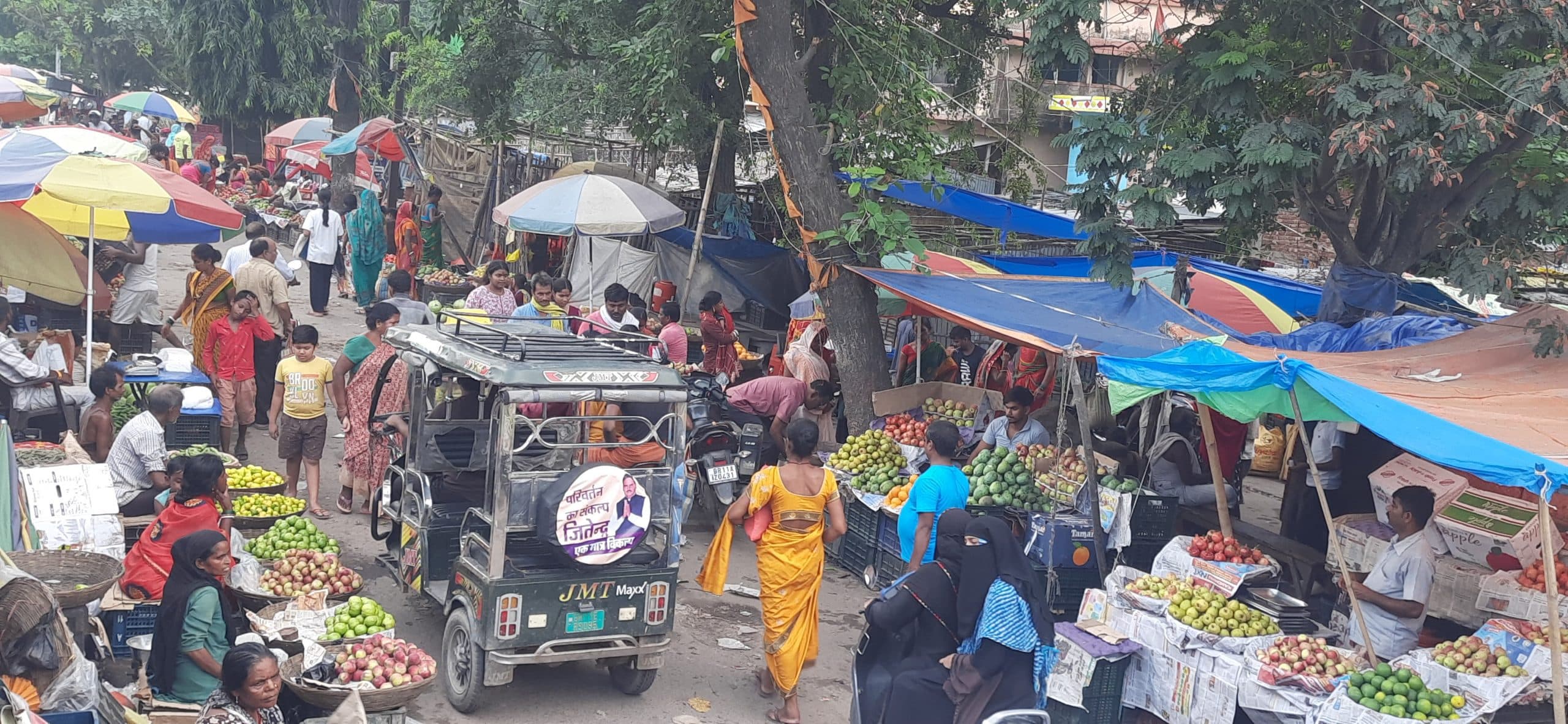 सावन चढ़ते फल बाजार पर चढ़ गया सांवन का रंग, मंडी की बढ़ी रौनक