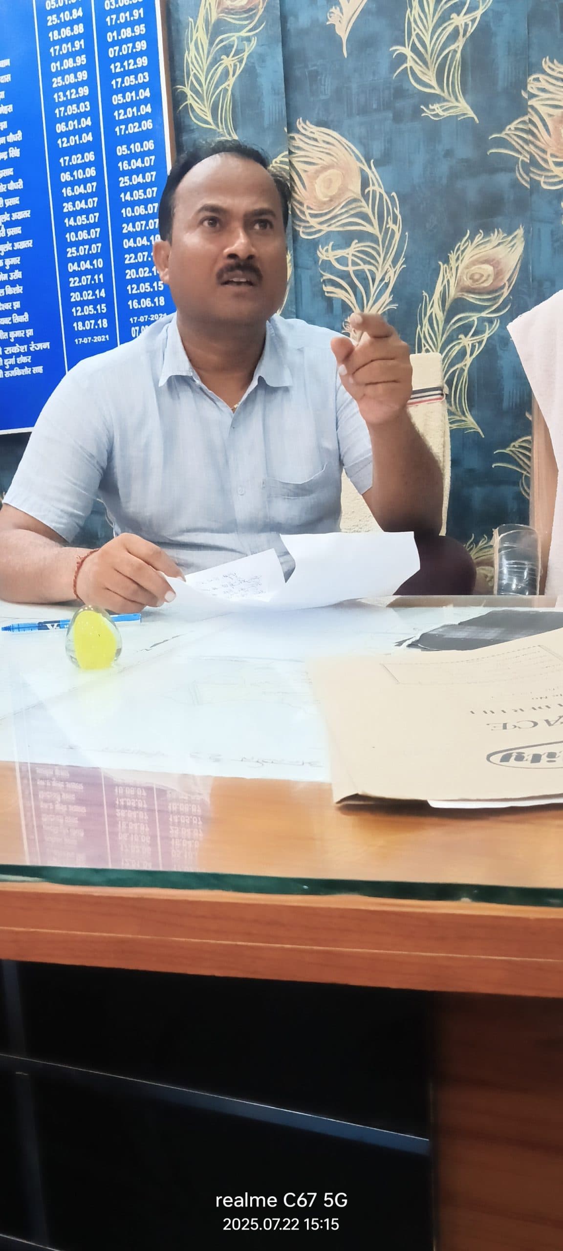 अतिक्रमण हटाने को लेकर सीओ ने सड़क किनारे जमीन की करायी मापी