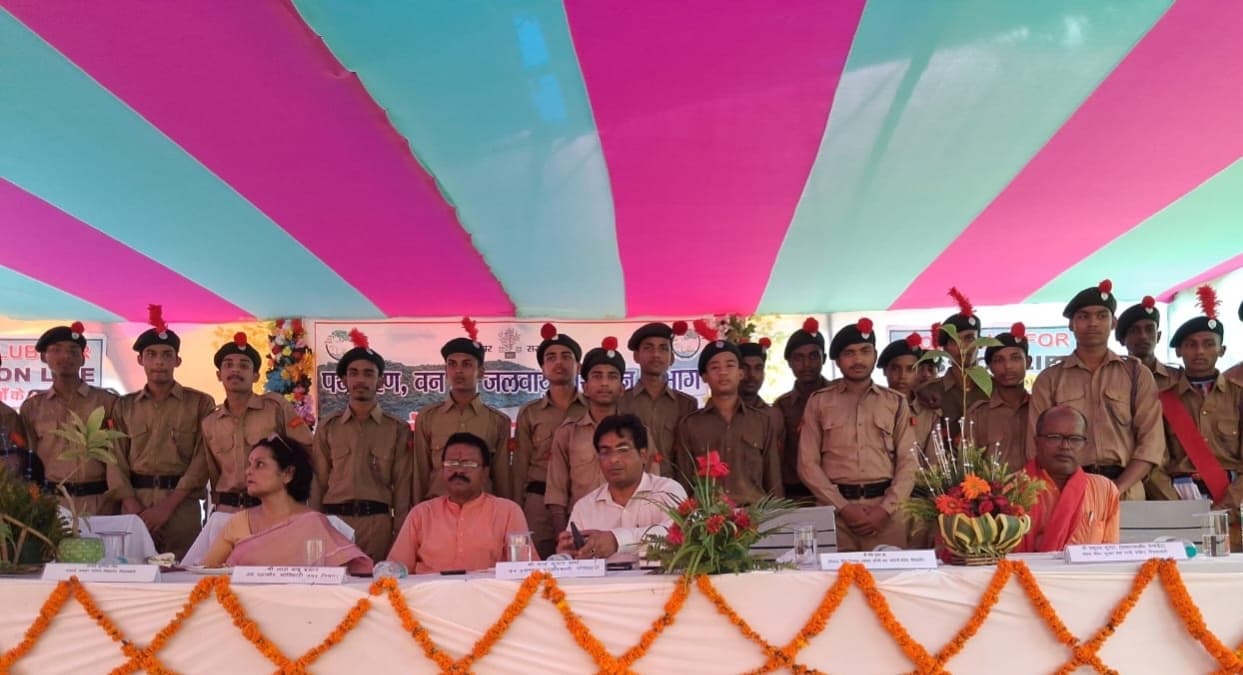 Motihari : जवाहर नवोदय विद्यालय प्रांगण में मनाया गया 76वां वन महोत्सव