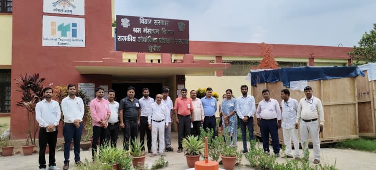 शिक्षकों एवं कर्मियों ने पुरानी पेंशन योजना की बहाली को लेकर जताया विरोध