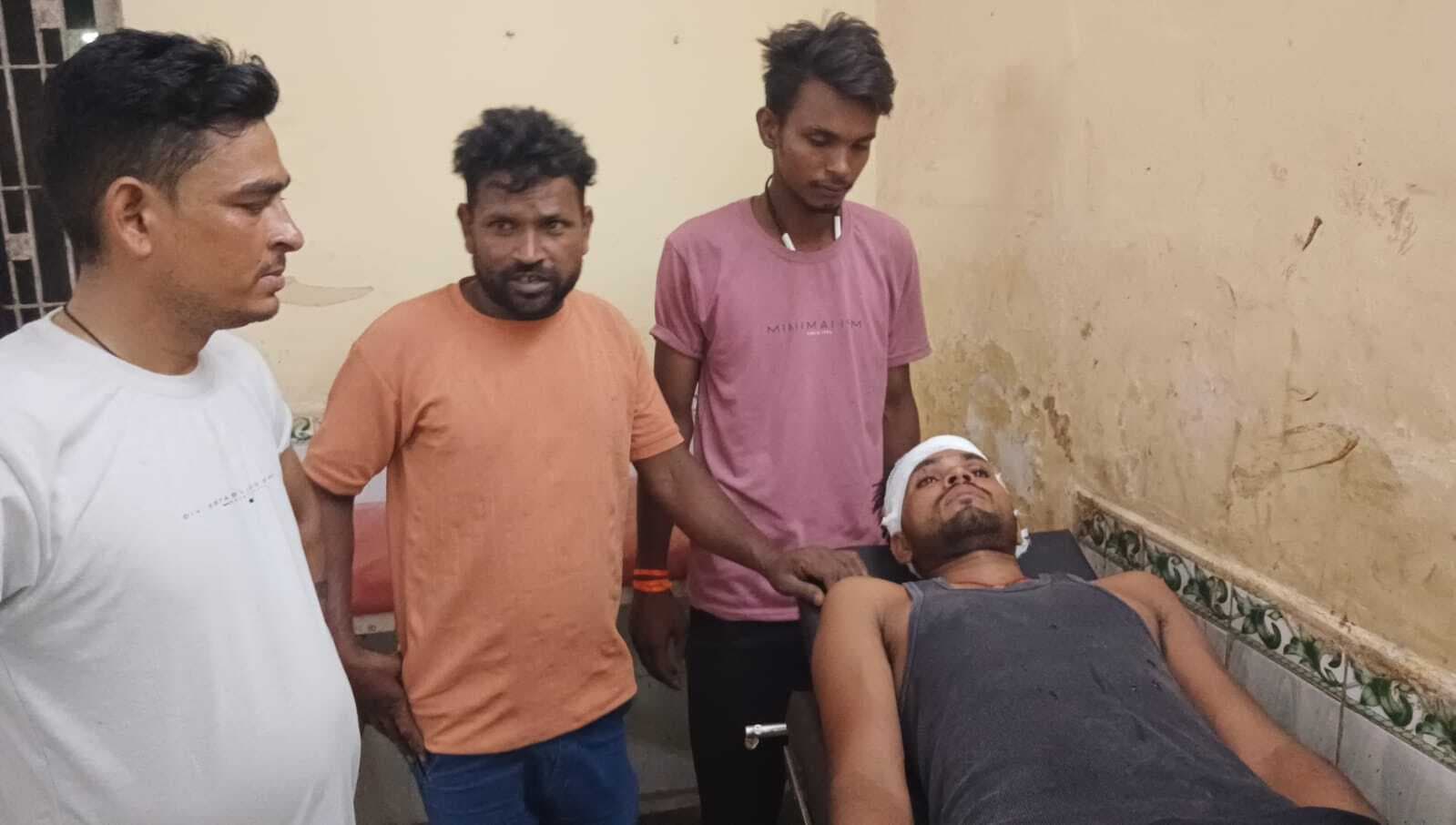 जादोपुर में आपसी रंजिश को लेकर दो पक्षों में झड़प में दो युवक हुए घायल, मामले में एक युवक को गिरफ्तार कर छानबीन में जुटी पुलिस