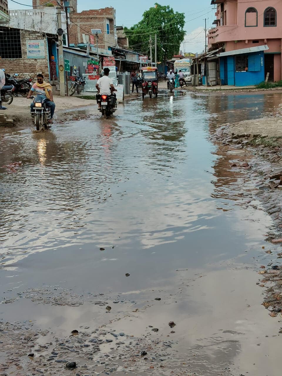 Samastipur News:दूधपुरा-मंगलगढ़ पथ के जर्जर, जल जमाव से परेशानी