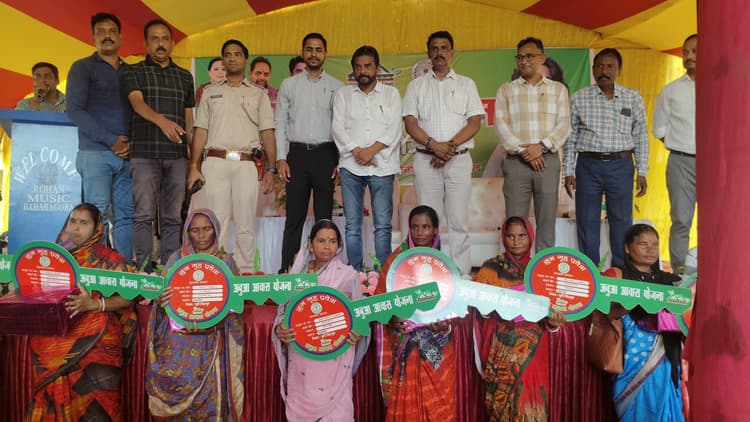 Jamshedpur News : अबुआ आवास योजना : पूर्ण आवासों में लाभुकों को कराया गया गृह प्रवेश