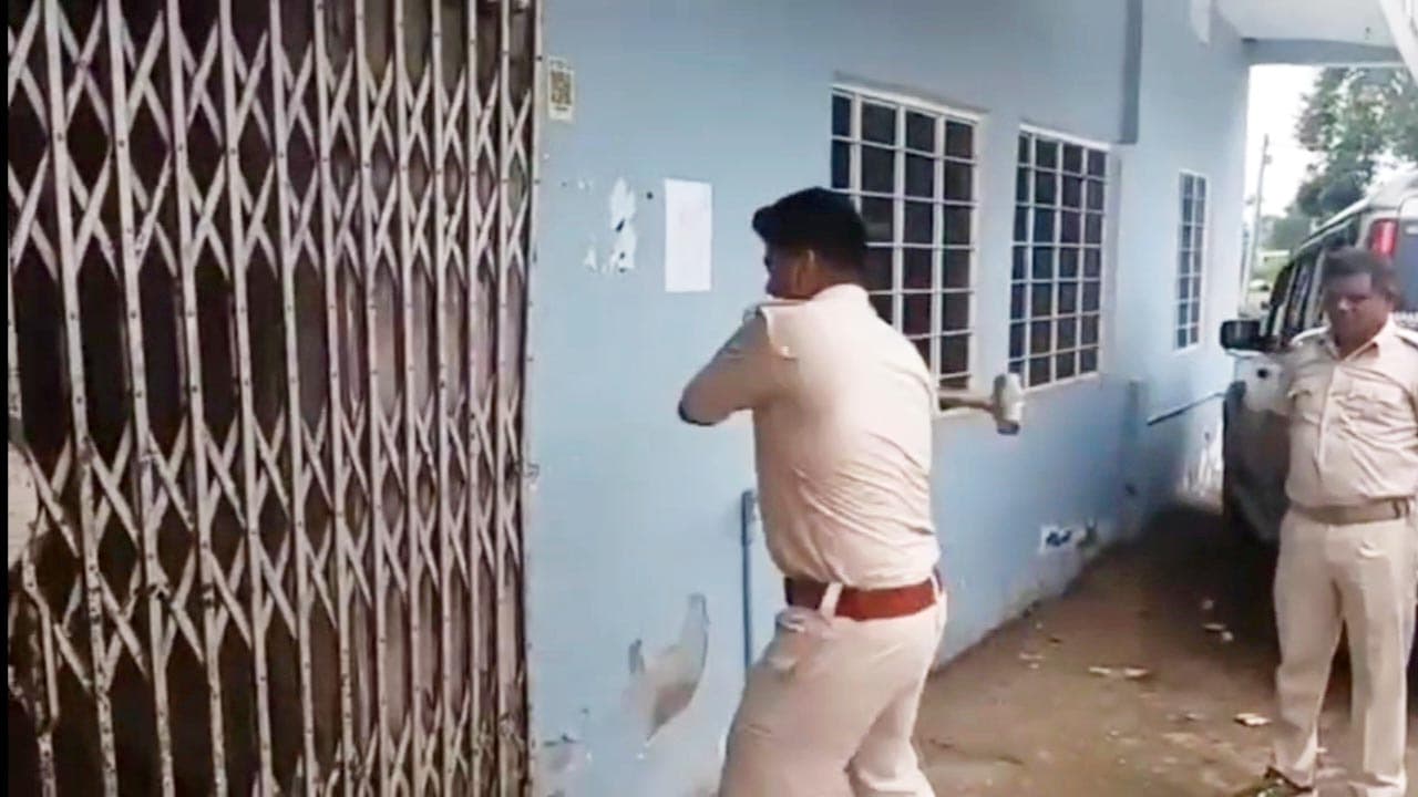 फरार अभियुक्त के घर पुलिस ने की कुर्की जब्ती