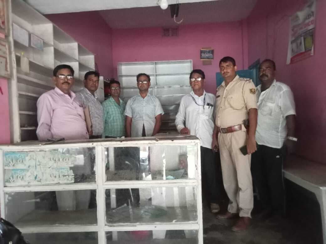 अवैध दवा दुकान में छापेमारी,  दवाई जब्त