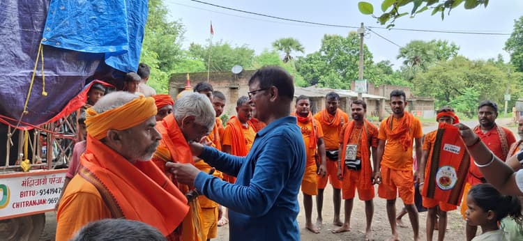 मझियावां से बाबा धाम के लिए निकला कांवरियों का जत्था