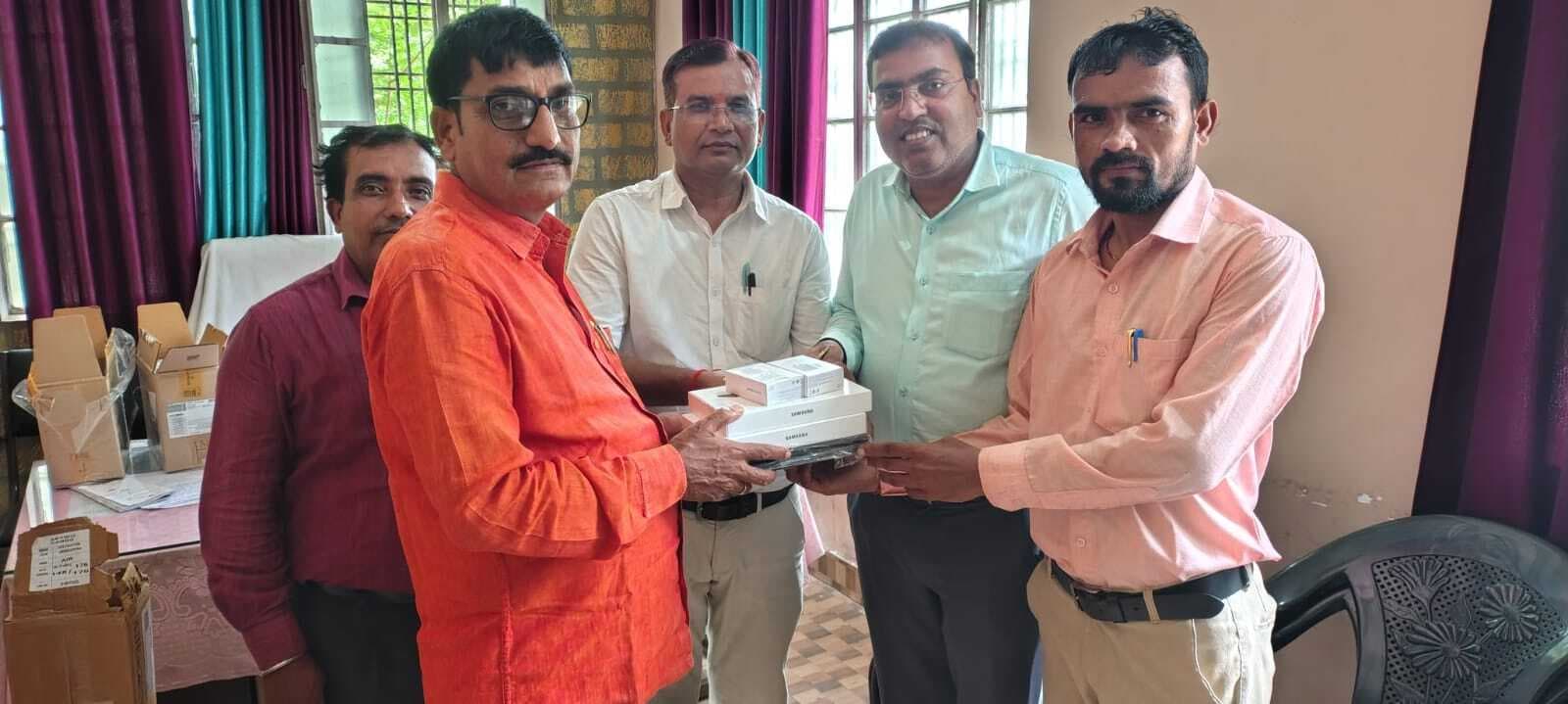 सभी सरकारी स्कूलों में उपलब्ध कराया जा रहा टैब