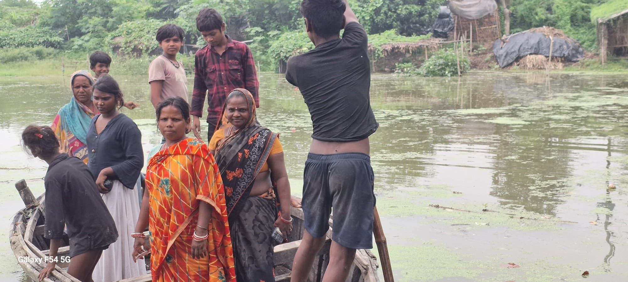 कोसी नदी ने खतरे के निशान को किया पार, गांवों में फैला पानी