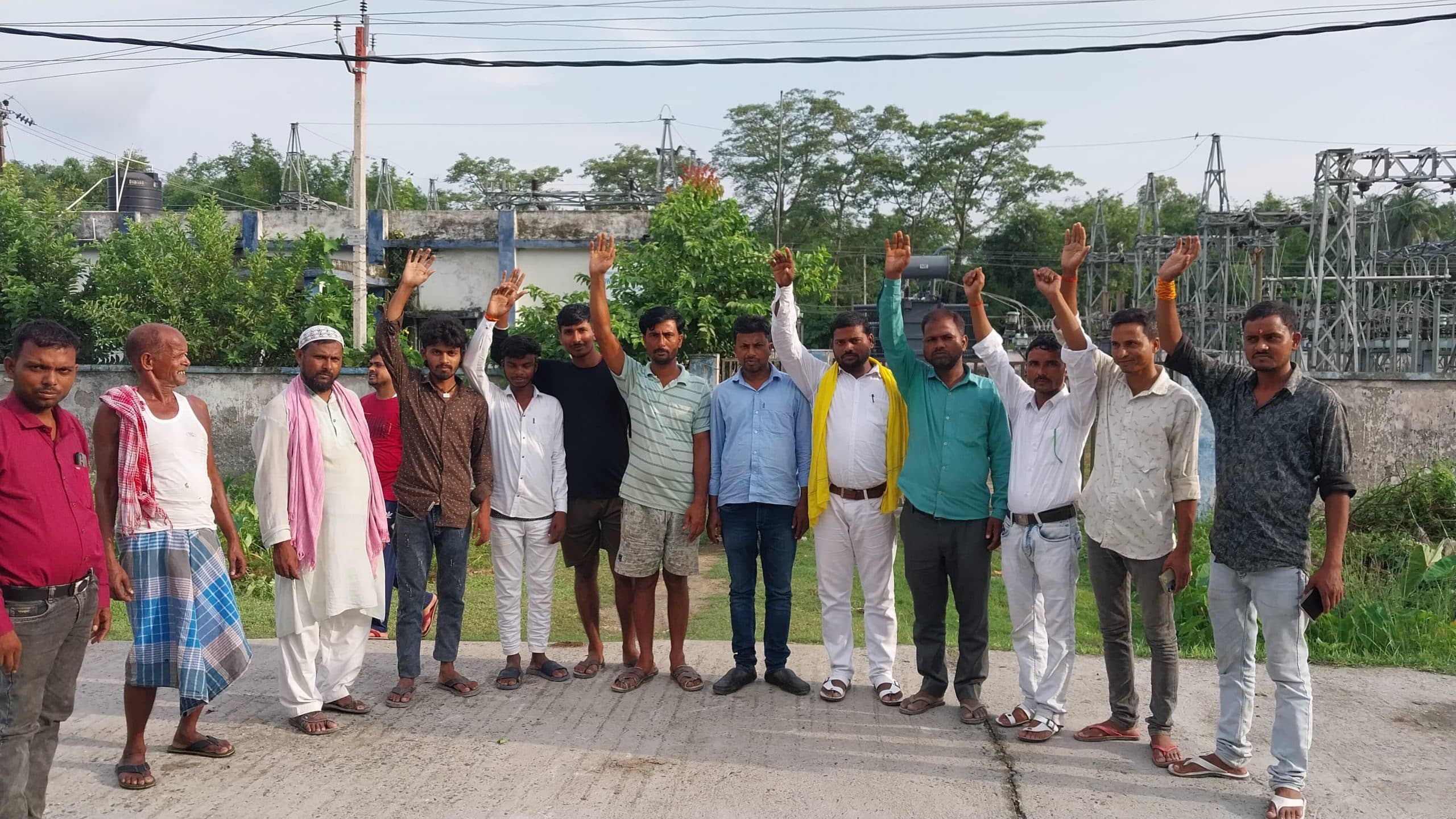 बिजली की लचर व्यवस्था के खिलाफ किया प्रदर्शन, पूर्व जेई की बहाली की मांग