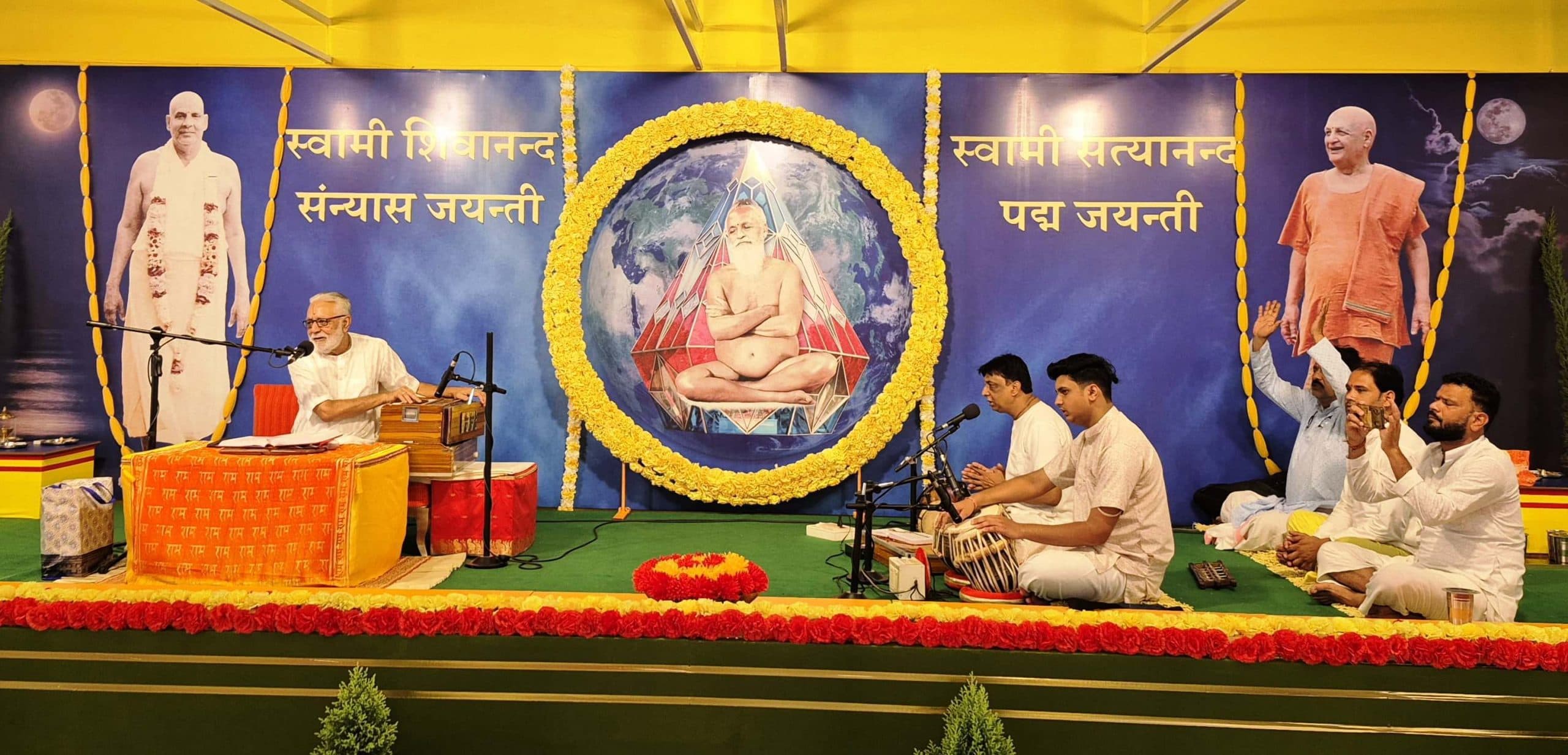 संन्यासपीठ पादुका दर्शन में रामकथा तीसरे दिन जारी