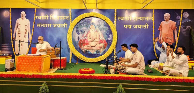 संन्यासपीठ पादुका दर्शन में रामकथा तीसरे दिन जारी