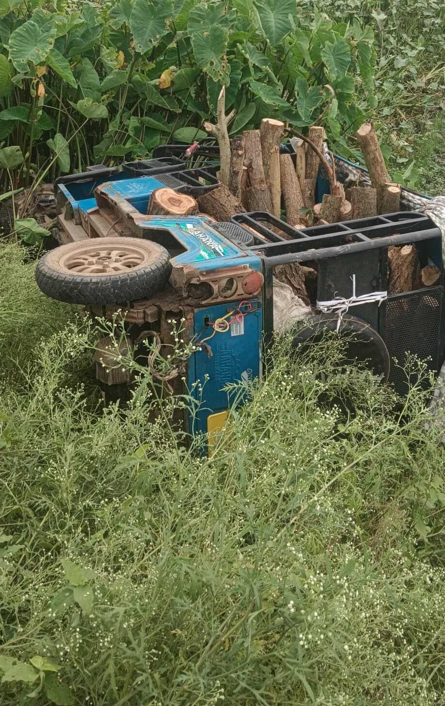 बाइक व इ-रिक्शा की टक्कर, दो युवक घायल