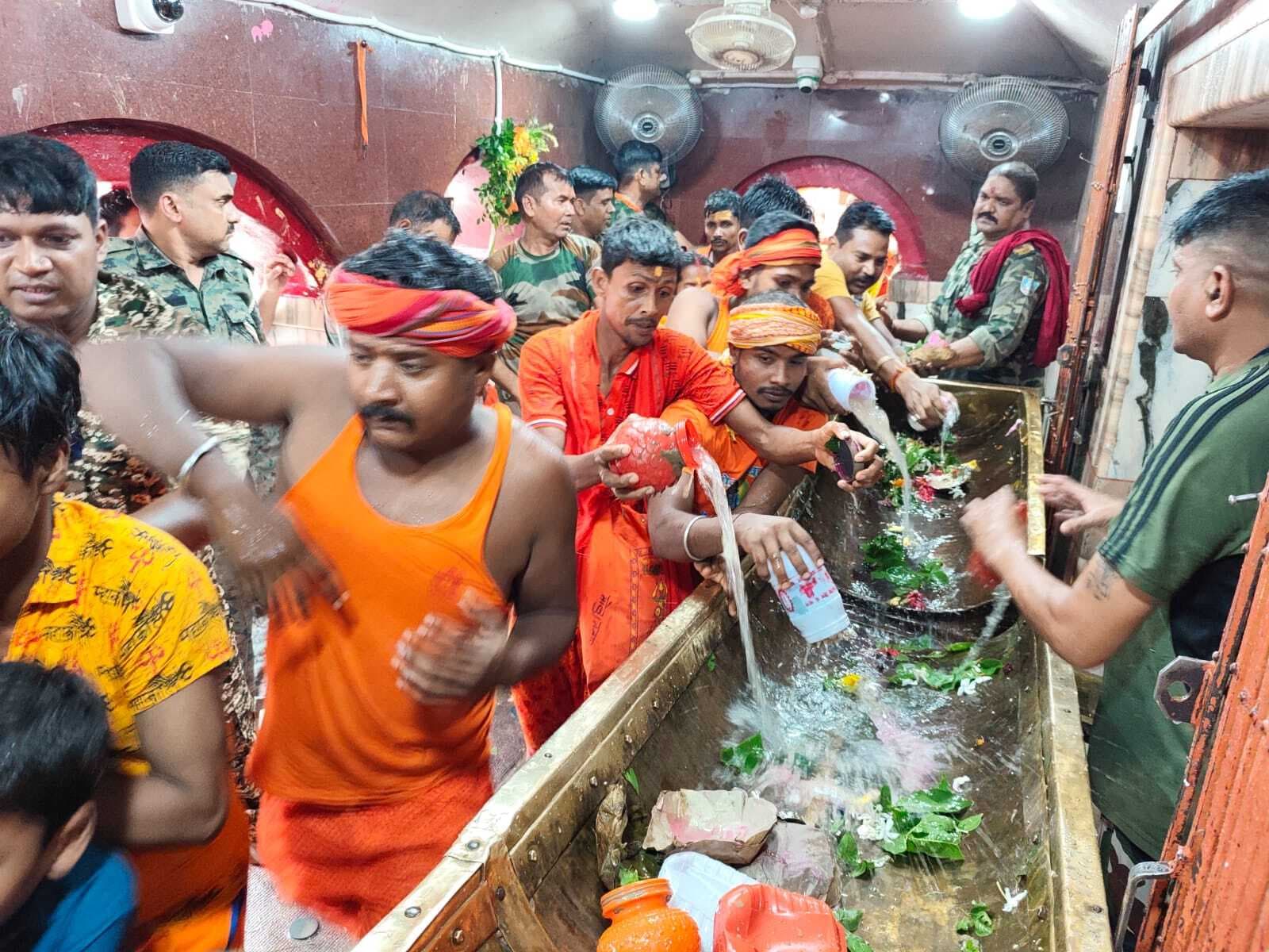 बासुकिनाथ में 1.42 लाख कांवरियों ने मंदिर अरघा में जल डाला