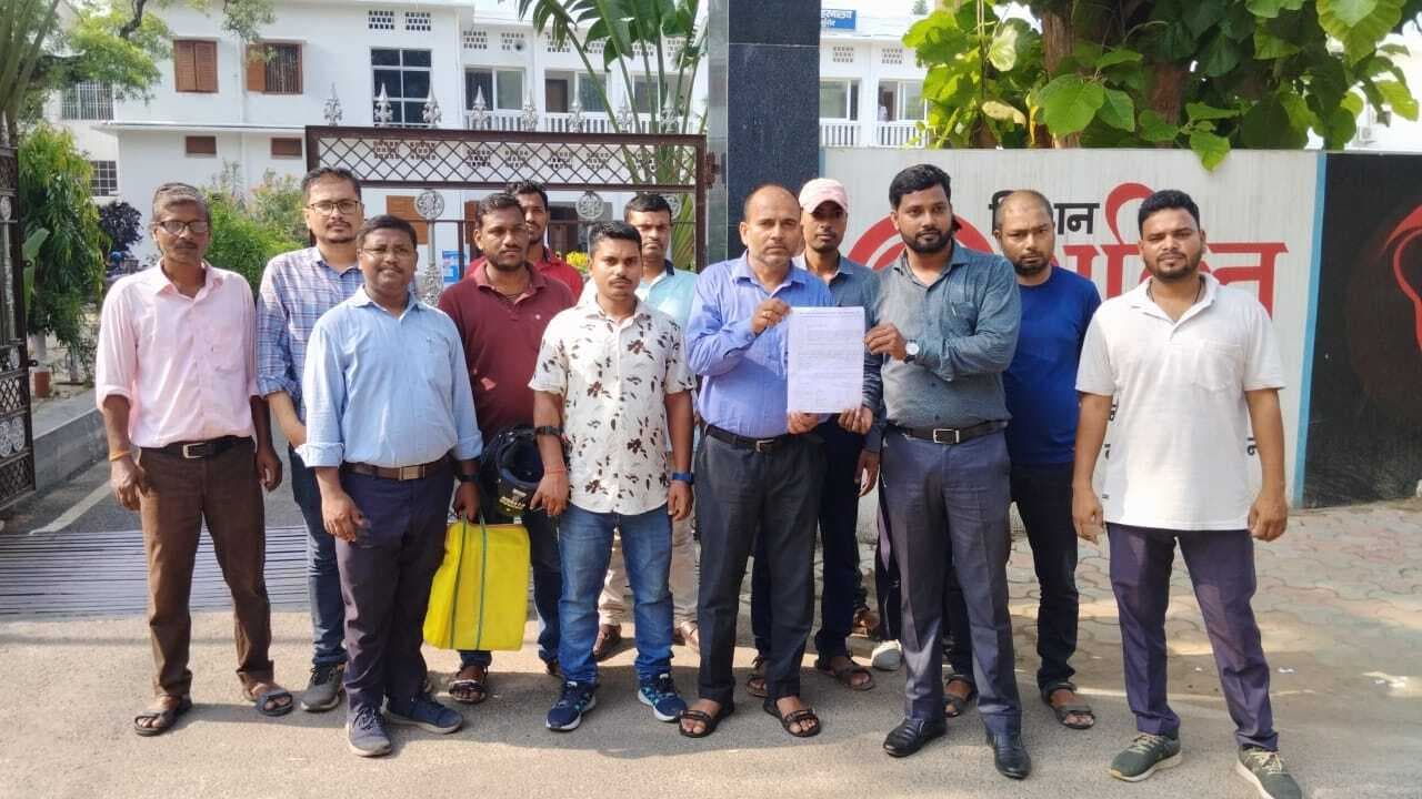 बेलट्रॉन के डाटा एंट्री ऑपरेटरों ने समाहरणालय के समक्ष किया प्रदर्शन