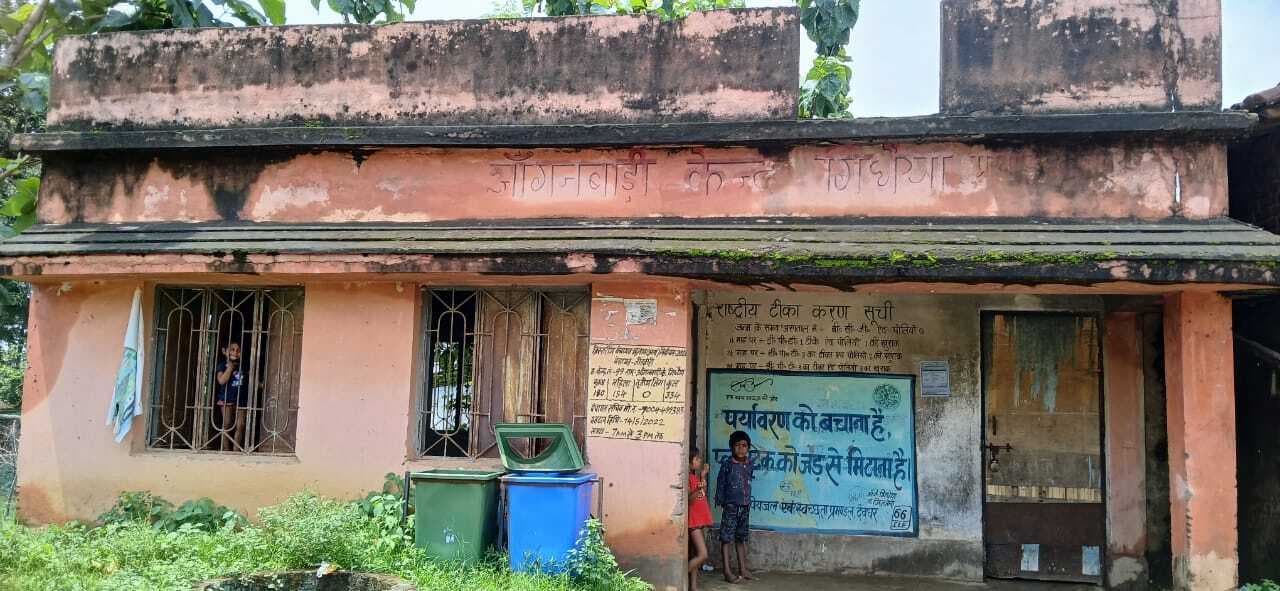 देवीपुर : जर्जर आंगनबाड़ी केंद्र दे रहा है हादसे को न्योता