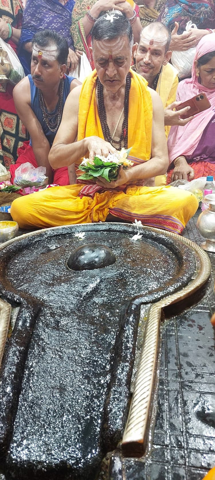 Deoghar News : देर शाम तक पौने दो लाख कांवरियों ने चढ़ाया जल, लगी रही लंबी कतार