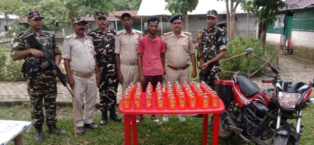90 बोतल नेपाली शराब के साथ तस्कर गिरफ्तार, बाइक जब्त