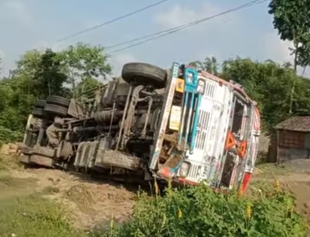 अनियंत्रित ट्रक पलटा, बाल-बाल बचे लोग