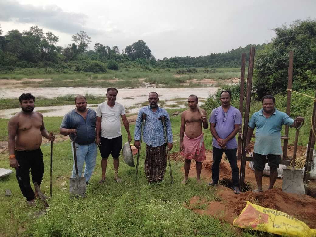 सनातन सेवा संघ ने शव दाह के लिए लोहे के खूंटे लगाये