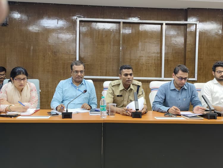 थानों में जब्त शराब को शीघ्र नष्ट कराया जाये : डीएम