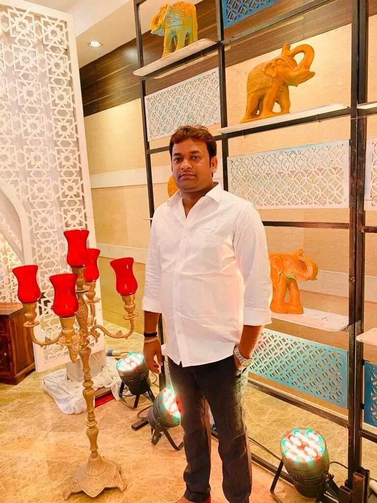 संत जेवियर्स स्कूल की बस से कुचलकर आर्किटेक्ट इंजीनियर की मौत, पांच वर्षीय बेटा घायल