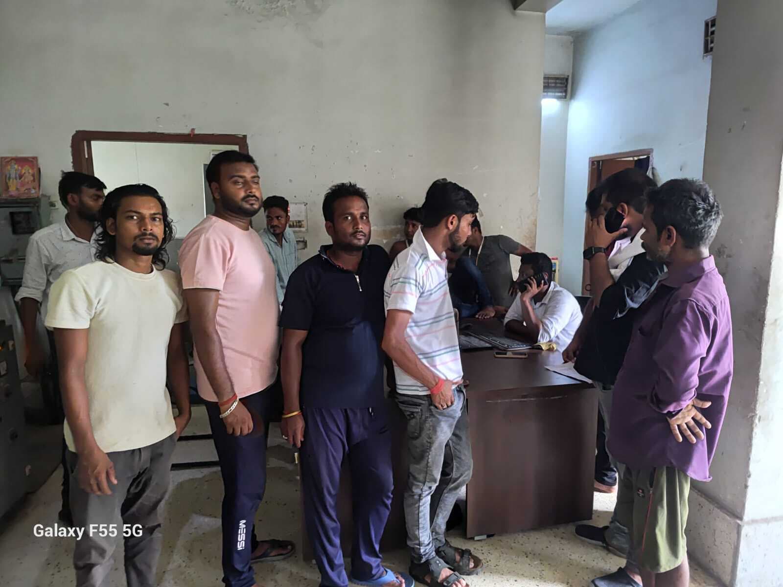 बिजली की कटौती से उपभोक्ताओं में आक्रोश