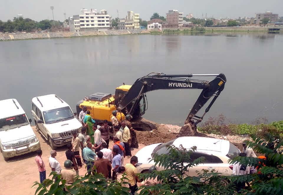 सिकंदरपुर मन को कब्जा मुक्त कराने को चला बुलडोजर, जूरन छपरा में हड़कंप