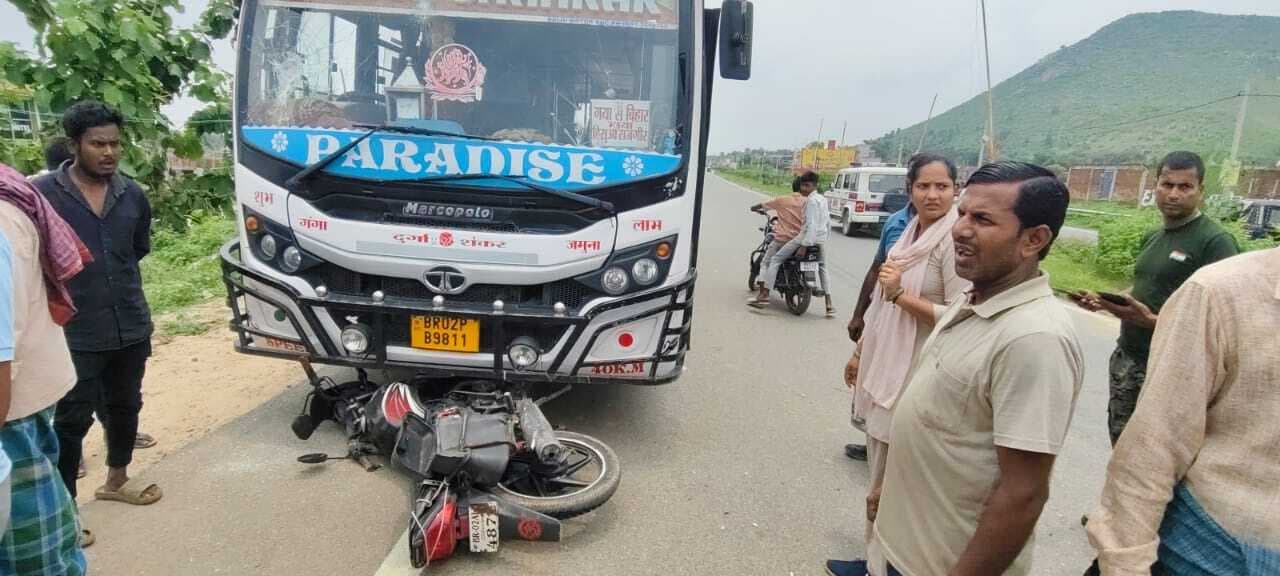 बस ने बाइक सवारों को रौंदा, दो जख्मी