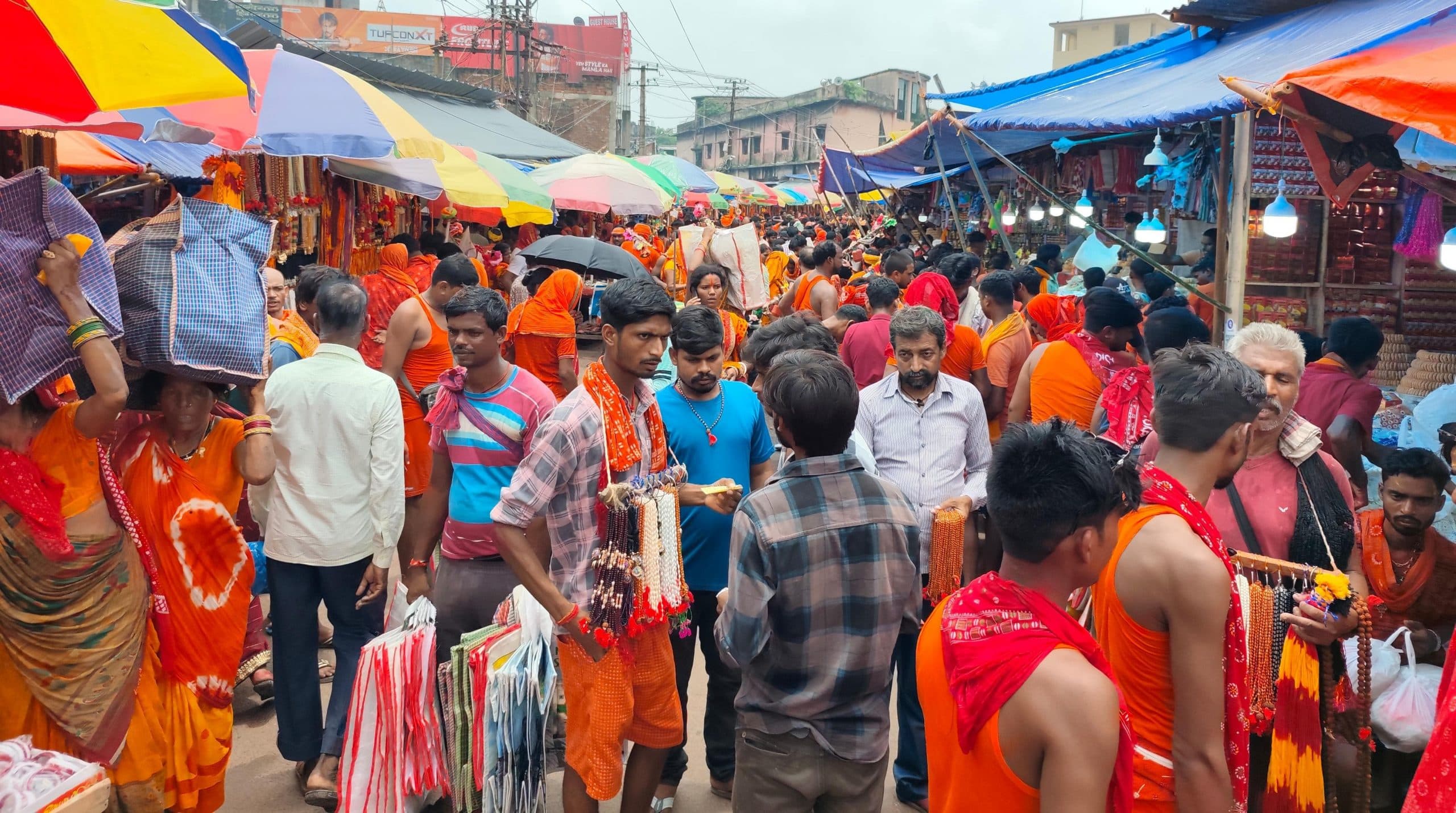 श्रावणी मेला महोत्सव में छोटे-छोटे दुकानों से सजा है बासुकिनाथ धाम