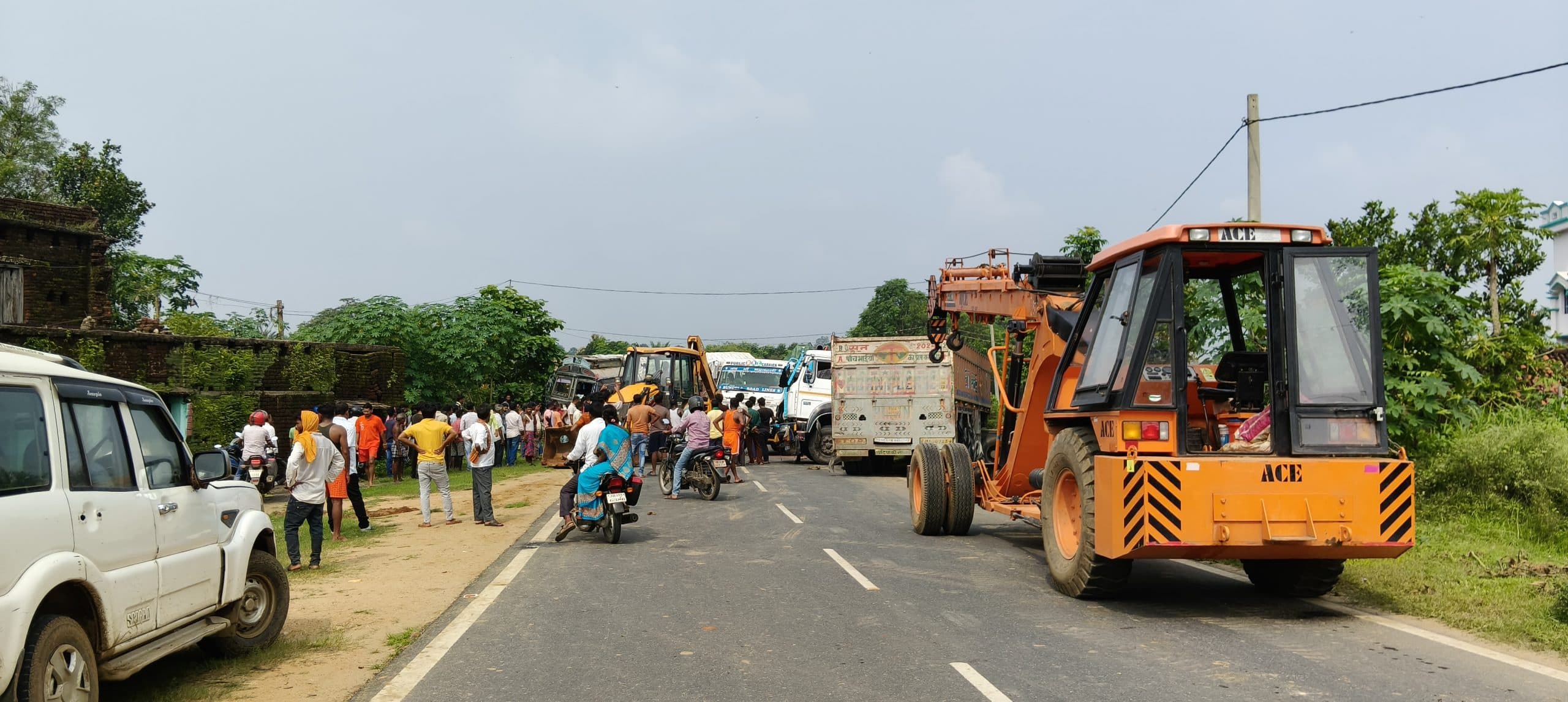 टेलर और ट्रक में टक्कर, दोनों के चालक घायल