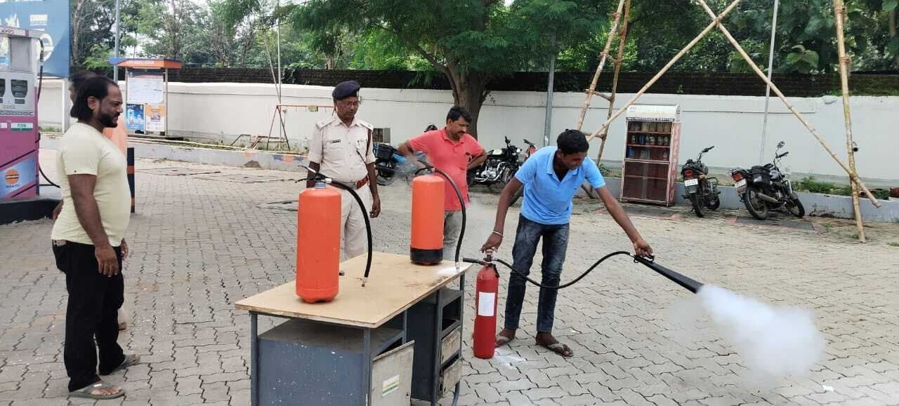 मॉकड्रिल के माध्यम से आग से बचाव के बताये गये तरीके