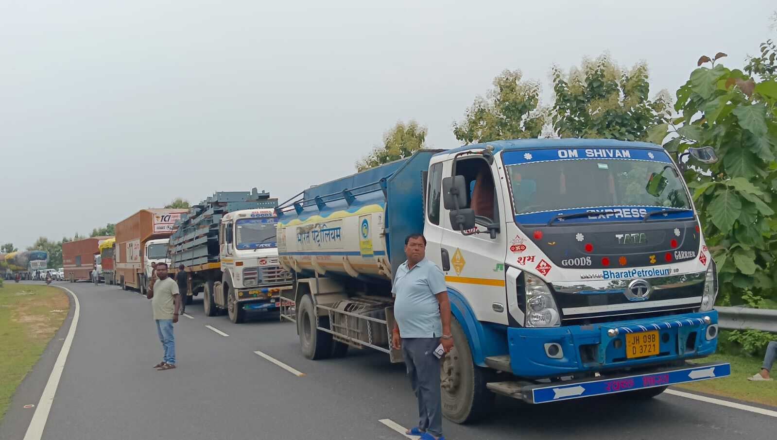 वाहन के धक्के से साइकिल चालक की मौत, मुआवजे के लिए ग्रामीणों ने किया सड़क जाम