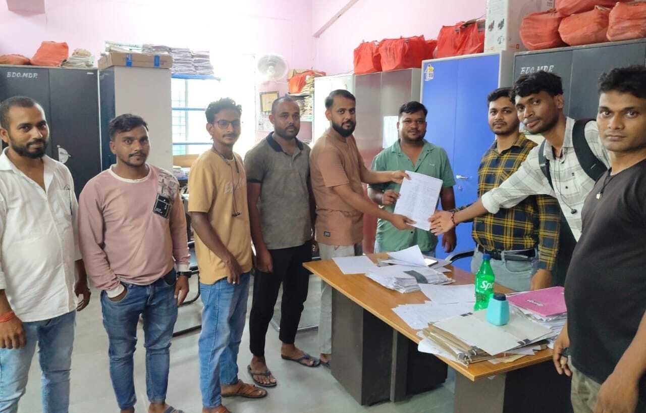 उच्चस्तरीय जांच की मांग को लेकर वीएलइ ने सौंपा ज्ञापन