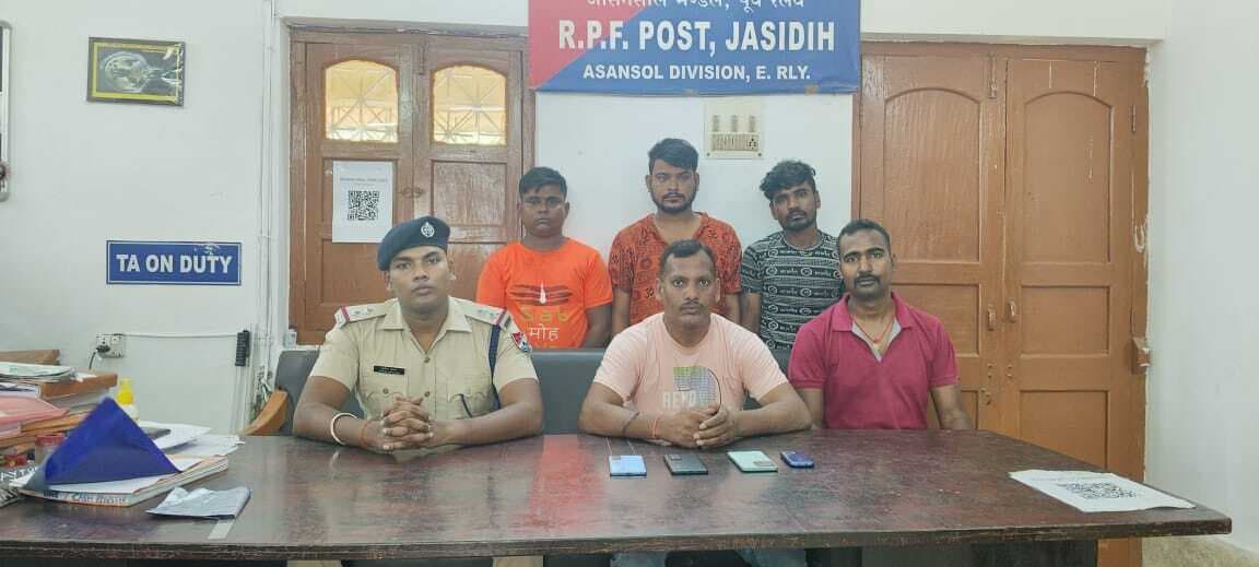 Deoghar news : चोरी के चार मोबाइल के साथ तीन आरोपितों को किया गिरफ्तार, भेजा जेल