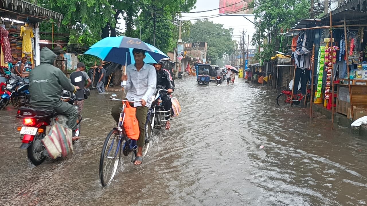 झमाझम बारिश से लोगों को मिली उमस भरी गर्मी से राहत, कई इलाकों में जलजमाव
