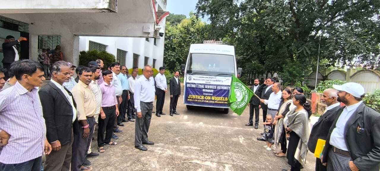 मधुपुर: चलंत लोक अदालत सह विधिक जागरुकता वाहन को हरी झंडी दिखाकर किया गया रवाना